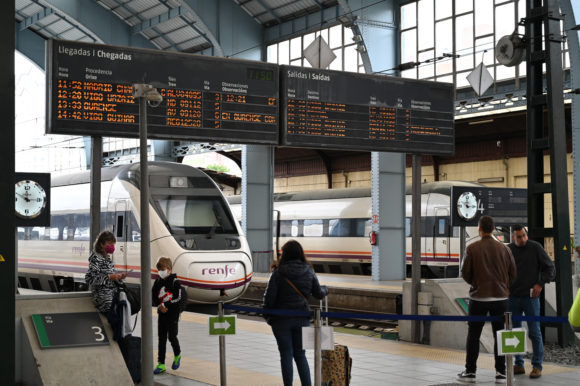 Компания Renfe продает билеты на поезда из Мадрида до Барселоны и Валенсии по цене от 7 евро